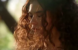 XXX Julia उघड आणि caresses तिच्या शरीरात समोर कॅमेरा