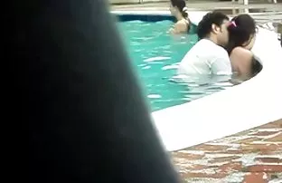 XXX सूचित मुलगी पांढरे चमकदार मद्य पिऊ
