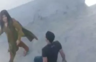 XXX एक मुलगी मध्ये एक स्त्रियांचा पोहण्याचा पोशाख