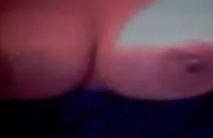 XXX जुन्या स्त्री लिहितात शौचालय