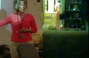 XXX Seduces मित्र त्याच्या दारात