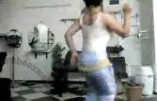 XXX तरी तिची गांड वर शेवटी ठेवले आणि त्याला भोक