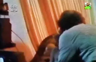 XXX चिक undresses स्टेज वर आणि नृत्य