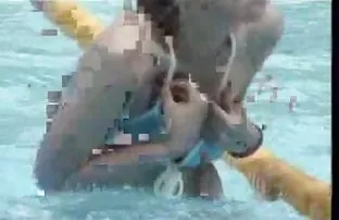 XXX ब्लॅक-नमूद केल्याप्रमाणे केस असलेला तरुण महिला sunbathing in the Luxe