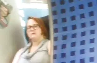 XXX Lena वाहत्या रस्त्यावर तिच्या पुच्ची