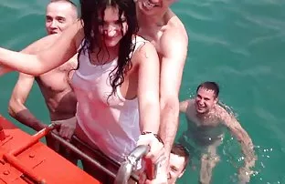 XXX पेय sisandra वर बसलेला एक लंड