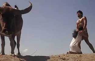 XXX ती आहे अपरिचित अंथरूणावर तिच्या प्रियकर