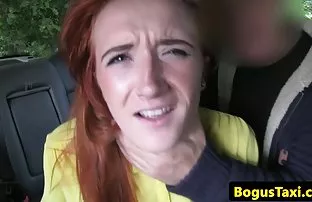 XXX आणले चिक नट दिला आणि तिला पैसे आणि poked मध्ये मांजर समोर कॅमेरा