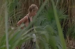 XXX नवीन वर्ष मेरी Masturbates झाडाखाली