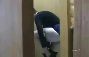 XXX आशियाई लिंग गप्पा लांब हिरव्या काकडी मध्ये कंडोम